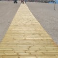 Pasarela articulada de madera para playa