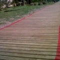 Pasarela articulada de madera con linea guía en rojo