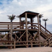 escaleras de madera acceso a playa