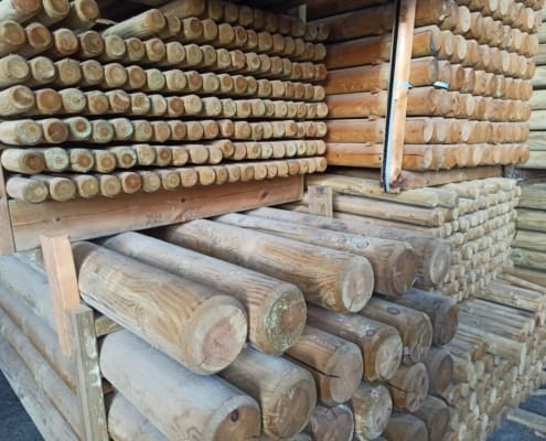 palos de madera redondos