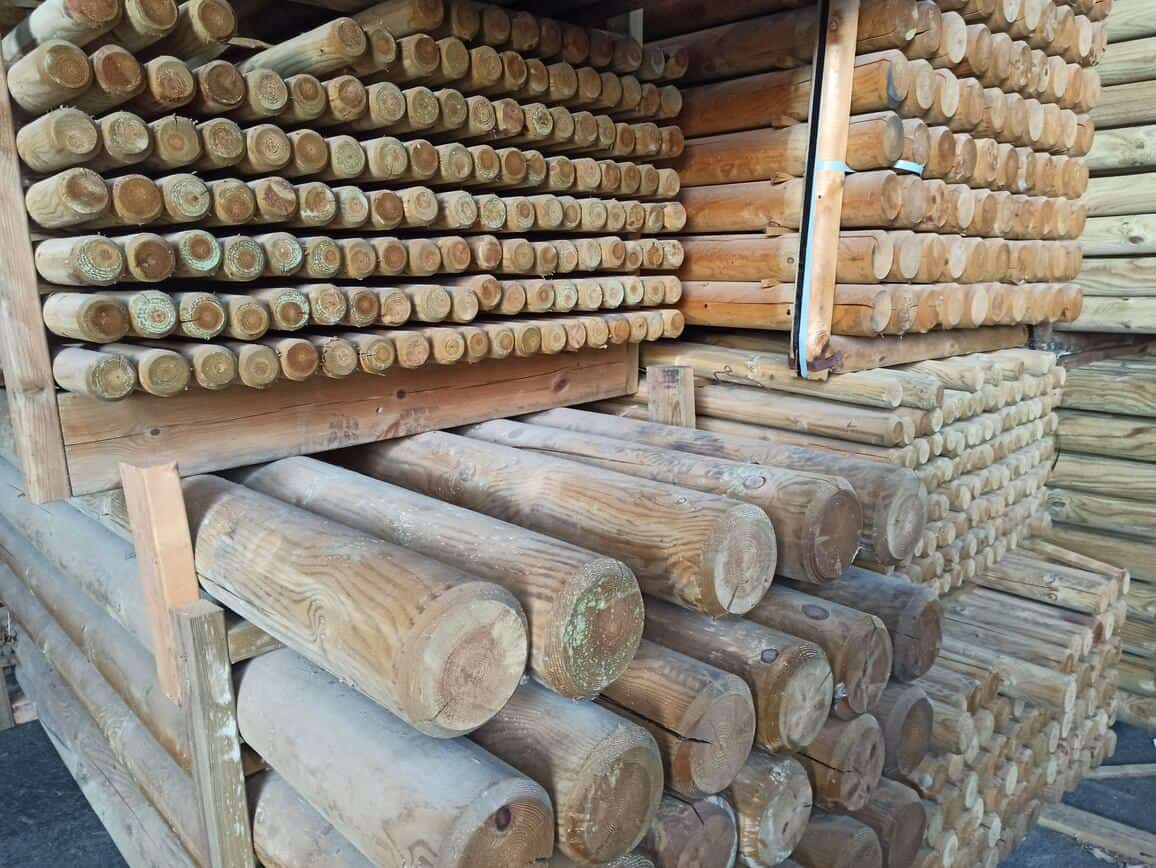 palos de madera redondos